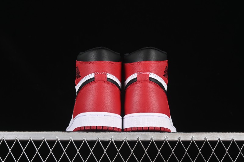 Nike Air Jordan 1 High Retro OG Basketball Shoes with Black Toe Design - 555088-125