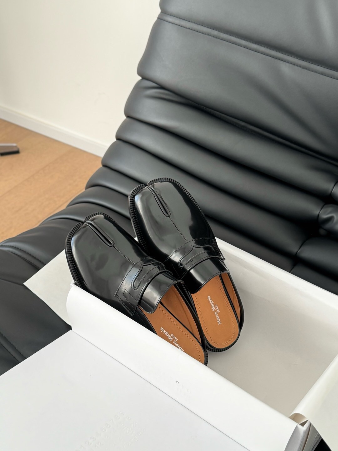 2025 Women MM6 Black Leather Tabi Loafers