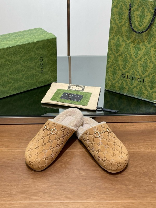 2024 Gucci beige leather slippers GG pattern
