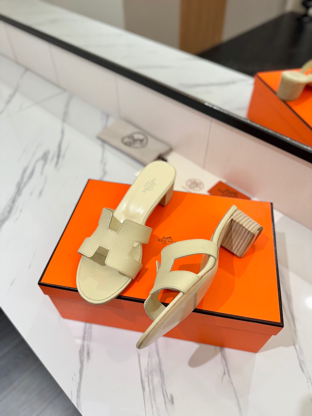 2025 Women Hermès Cream Leather Sandals