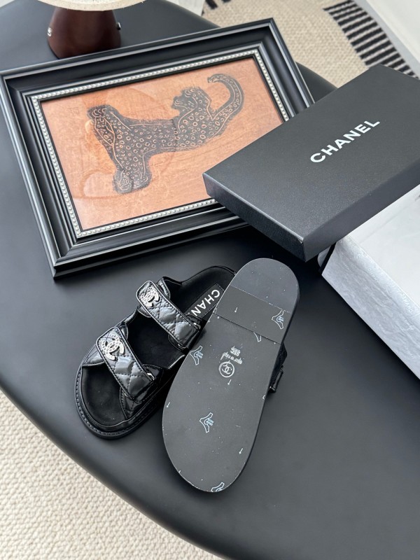 2025 Women Chanel Black Patent Leather Slippers LY00310