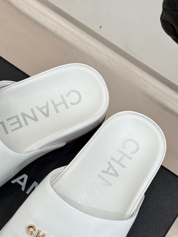 2025 Slippers Chanel White Leather Slippers KFY00250