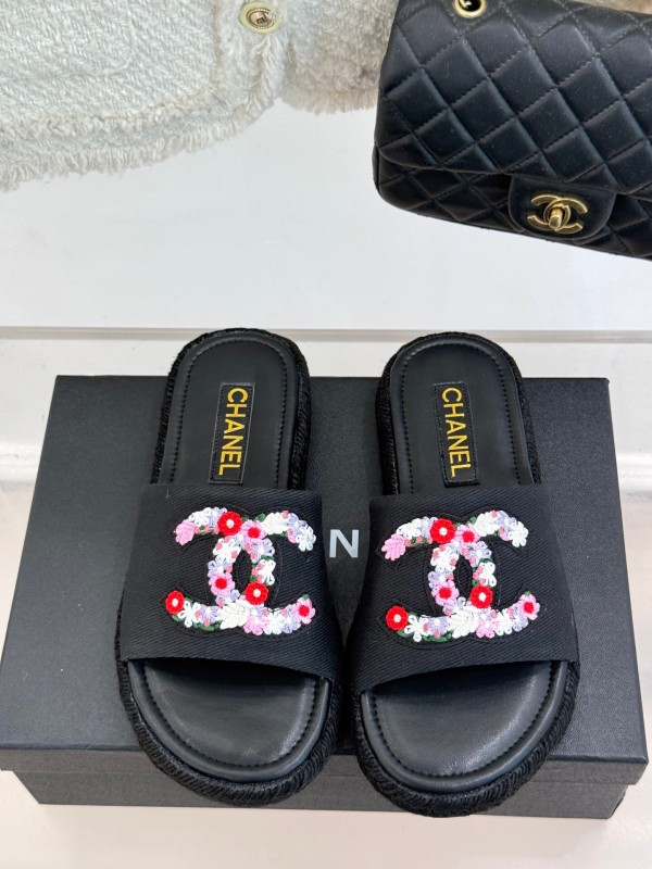 2025 Slippers Chanel Black Embroidered Fabric Slippers