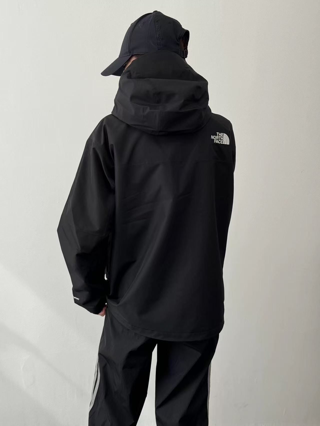 2025 The North Face Summit Series Technical Jacket - Cream/Black Colorblock with Dual-Zip Design