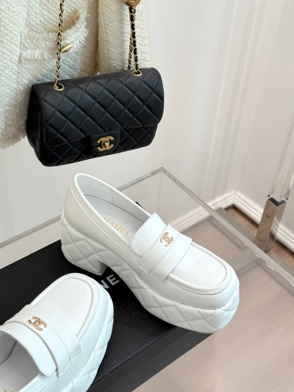 Chanel 25K Fall/Winter New Double C Platform Loafer Shoes with Waterproof Platform - KFY00320