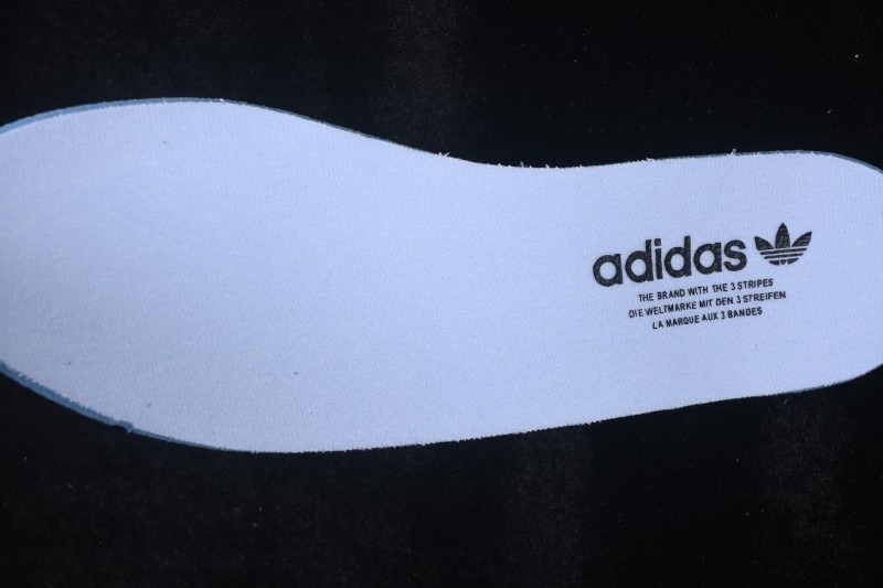 Adidas Originals Bermuda Low-Top Skateboarding Shoes with Non-Slip and Lightweight Design - CQ2782