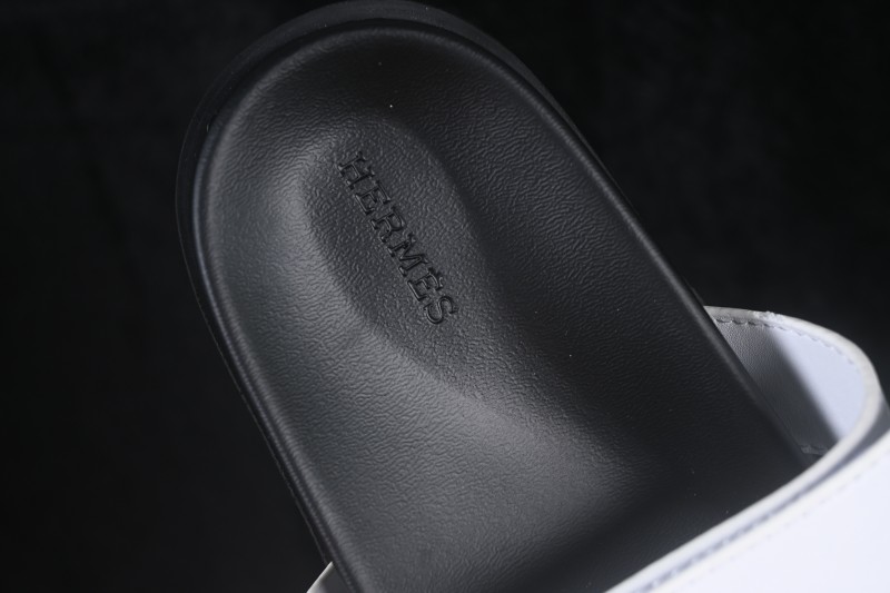 Hermes Chypre Flat Sandals with Iconic Sole Design - AJE5