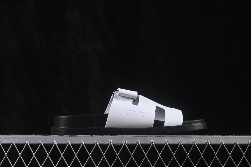 Hermes Chypre Flat Sandals with Iconic Sole Design - AJE5
